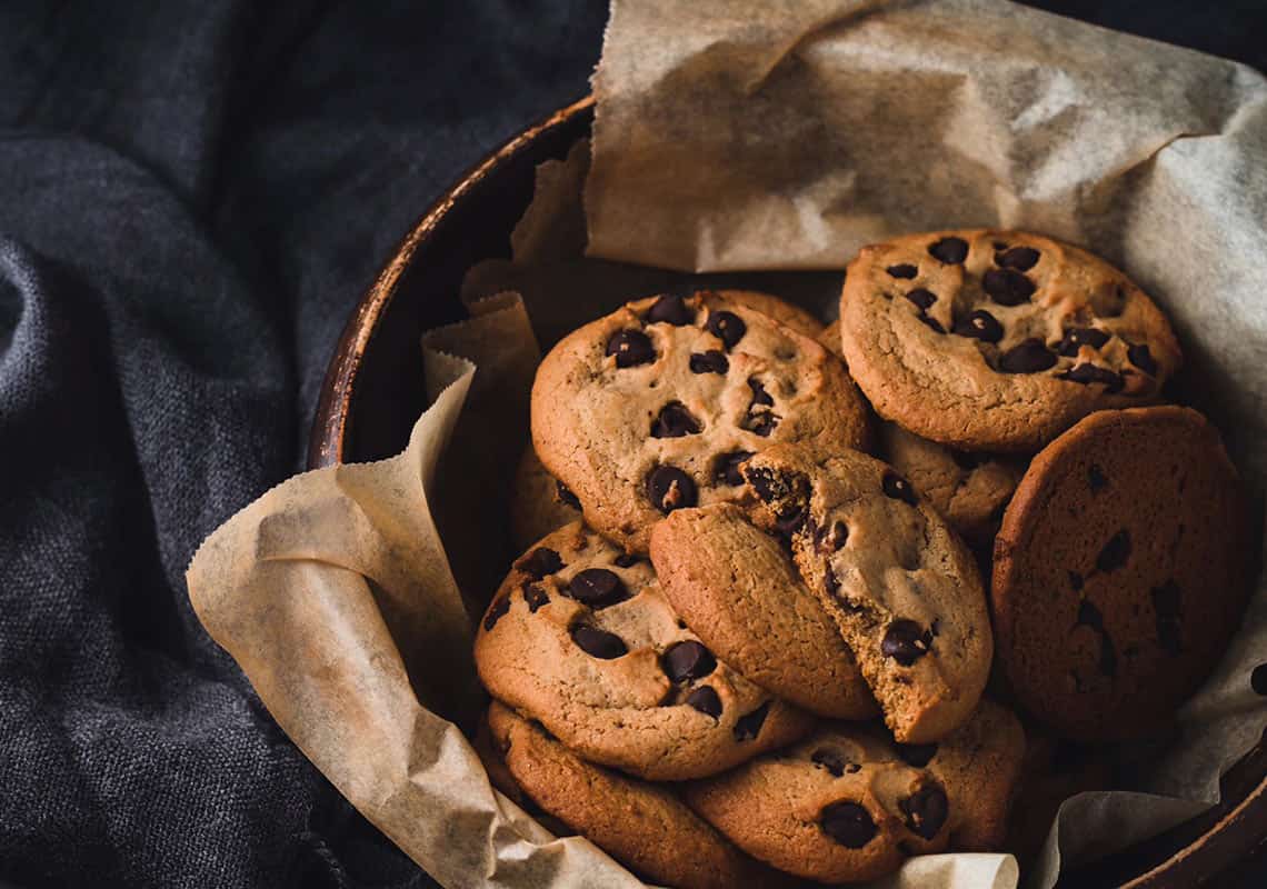 Cookies in einer Schüssel auf dunklem Hintergrund.